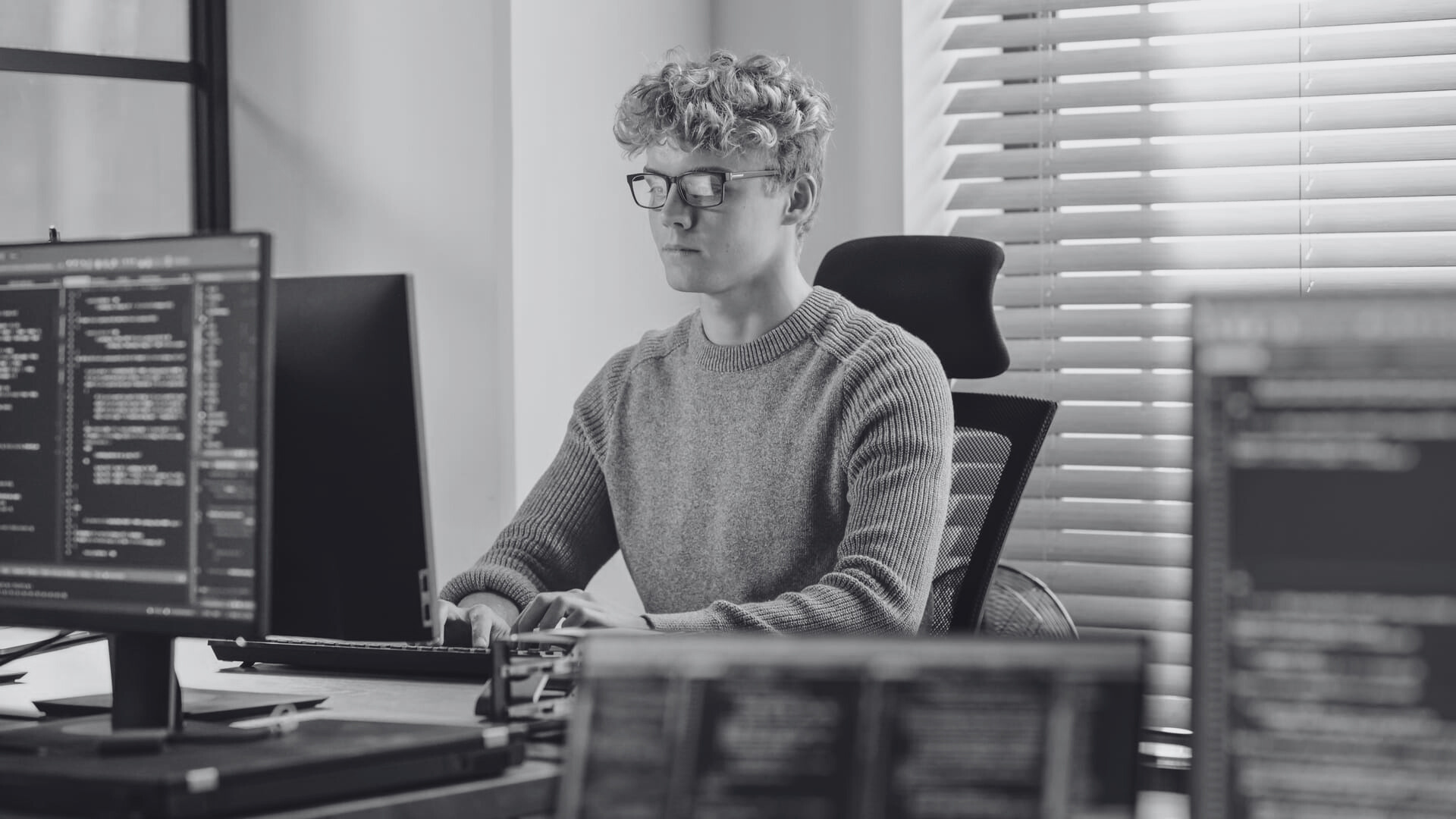 deerstone karriere junior software entwickler junger mann vor laptop